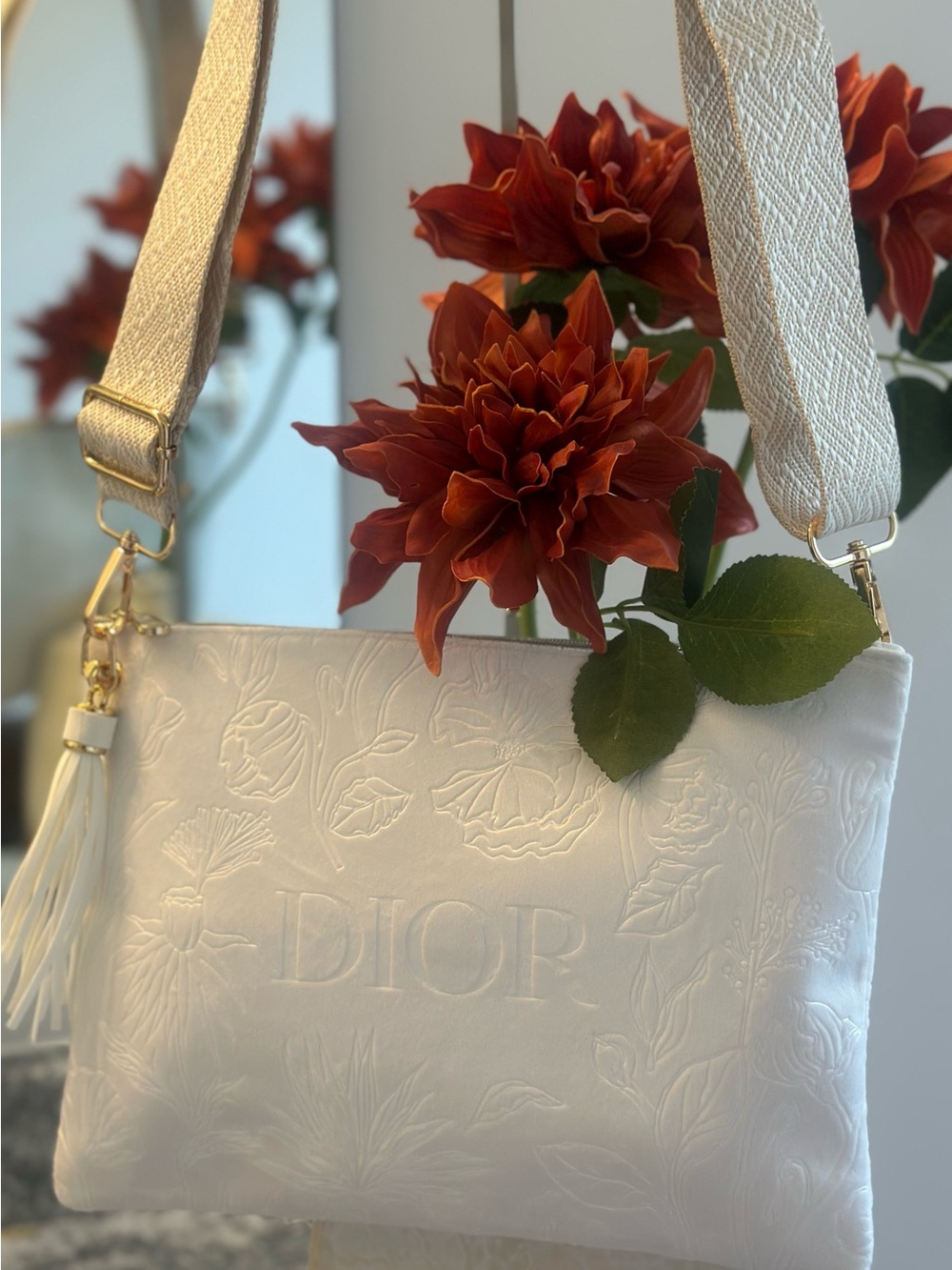 Dior White Embossed Floral Beauty/Cosmetic Bag GWP NWOT PLZ READ DESCRIPTION - Picture 5 of 6